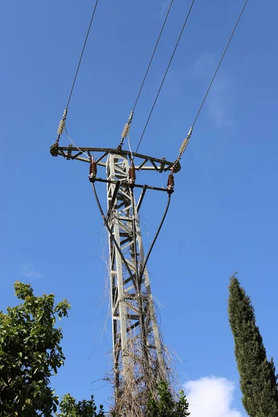 Palo Supporto Metallo Con Isolatori Fili Elettrici Contro Cielo Blu — Foto Stock