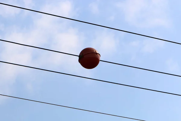 Poste Soporte Metal Con Aisladores Cables Eléctricos Contra Cielo Azul — Foto de Stock