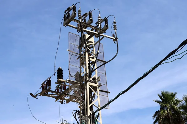 Poteau Support Métallique Avec Isolateurs Fils Électriques Contre Ciel Bleu — Photo