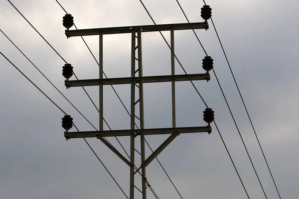 Poste Soporte Metal Con Aisladores Cables Eléctricos Contra Cielo Azul — Foto de Stock