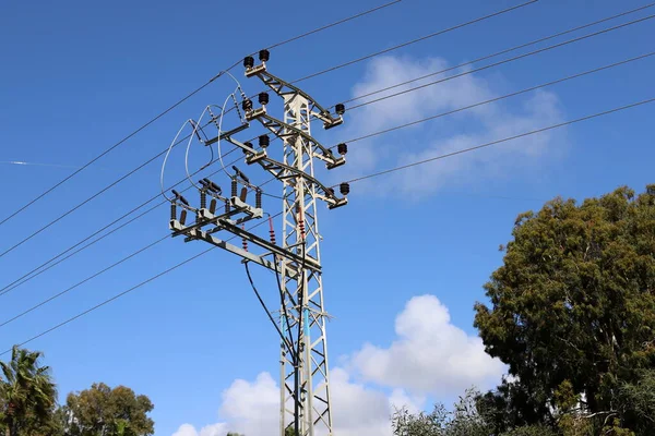 Poste Soporte Metal Con Aisladores Cables Eléctricos Contra Cielo Azul — Foto de Stock