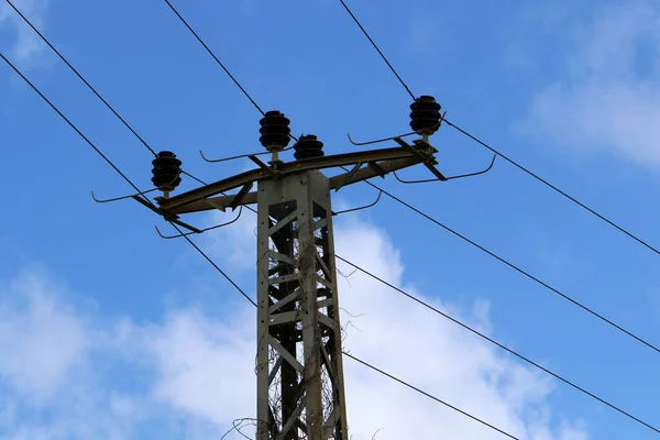 Metallstav Med Isolatorer Och Elektriska Ledningar Mot Den Blå Himlen — Stockfoto