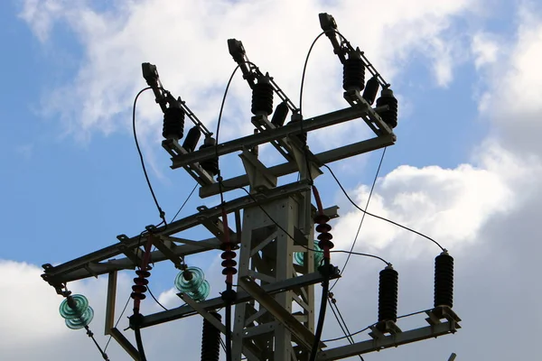 Pólo Suporte Metal Com Isoladores Fios Elétricos Contra Céu Azul — Fotografia de Stock