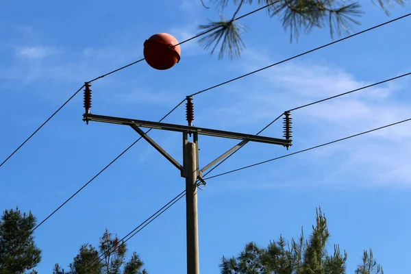 Metalowy Słup Nośny Izolatorami Przewodami Elektrycznymi Tle Niebieskiego Nieba Izraelu — Zdjęcie stockowe