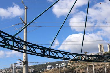 İsrail 'de mavi gökyüzüne karşı yalıtkan ve elektrik kablolarıyla metal destek direği 