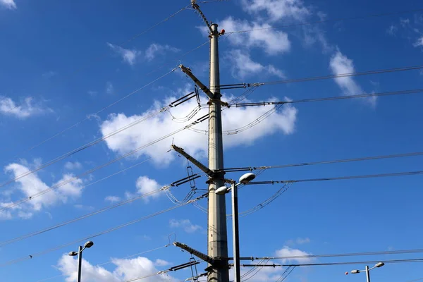Poste Soporte Metal Con Aisladores Cables Eléctricos Contra Cielo Azul — Foto de Stock