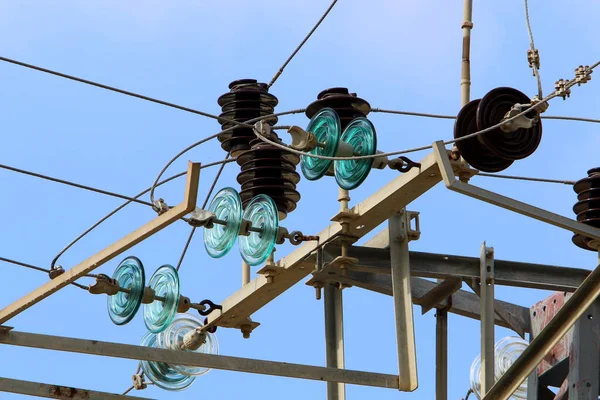 以色列蓝天上装有绝缘体和电线的金属支撑杆 — 图库照片