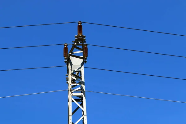 Metallstav Med Isolatorer Och Elektriska Ledningar Mot Den Blå Himlen — Stockfoto