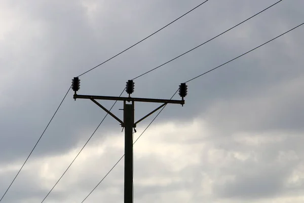 Poste Soporte Metal Con Aisladores Cables Eléctricos Contra Cielo Azul — Foto de Stock