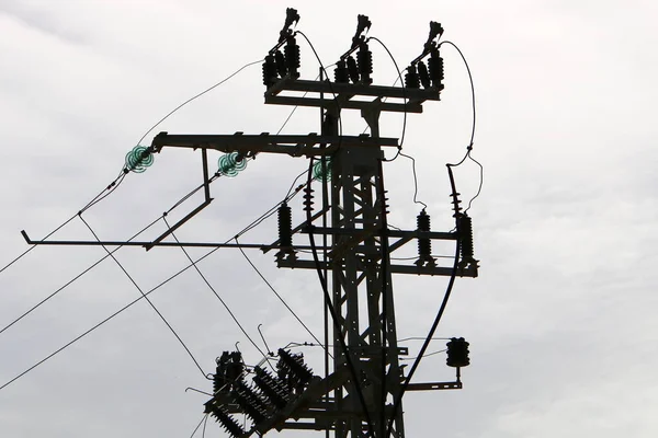 Poste Soporte Metal Con Aisladores Cables Eléctricos Contra Cielo Azul — Foto de Stock