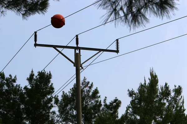 Srail Mavi Gökyüzüne Karşı Yalıtkan Elektrik Kablolarıyla Metal Destek Direği — Stok fotoğraf