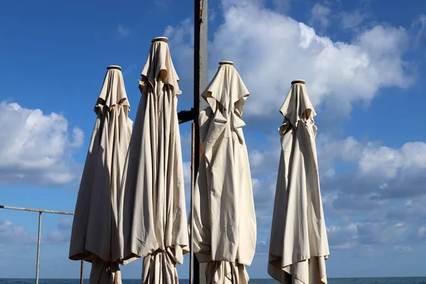 Parasol Dans Parc Urbain Sur Mer Méditerranée Dans Nord Israël — Photo