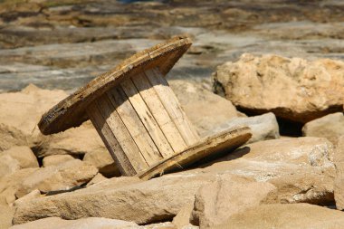 Ahşap ve ahşap ürünlerin dokusu. İplikler karakteristik ahşap tanecikleri oluşturuyor. 