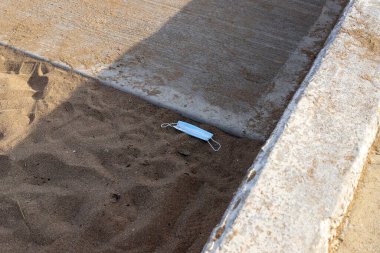 İsrail 'deki sokaklardaki ve plajlardaki koronavirüsten sonra birçok terk edilmiş koruyucu ekipman, maskeler, tek kullanımlık eldivenler ve koruyucu kalkanlar var. 