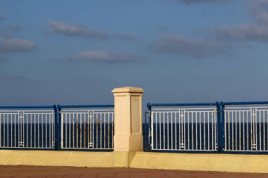 İsrail 'in kuzeyindeki Akdeniz kıyısındaki bir şehir parkında güvenlik çiti. 