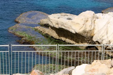 İsrail 'in kuzeyindeki Akdeniz kıyısındaki bir şehir parkında güvenlik çiti. 