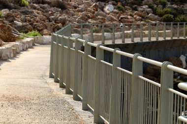 İsrail 'in kuzeyindeki Akdeniz kıyısındaki bir şehir parkında güvenlik çiti. 