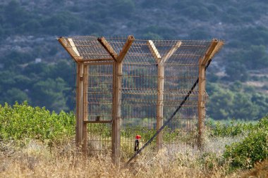 İsrail 'in kuzeyindeki Akdeniz kıyısındaki bir şehir parkında güvenlik çiti. 