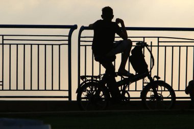 İsrail 'in kuzeyindeki Akdeniz kıyısındaki bir şehir parkında güvenlik çiti. 