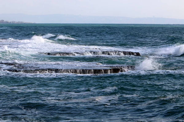 以色列国北部地中海荒无人烟的海岸 — 图库照片