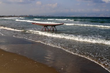 İsrail 'in kuzeyinde Akdeniz kıyısındaki kumlu bir sahilde cankurtaran botu. 