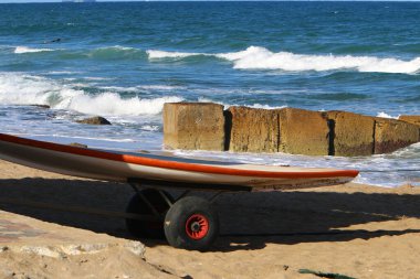 İsrail 'in kuzeyinde Akdeniz kıyısındaki kumlu bir sahilde cankurtaran botu. 