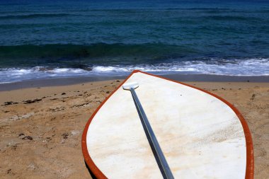 İsrail 'in kuzeyinde Akdeniz kıyısındaki kumlu bir sahilde cankurtaran botu. 
