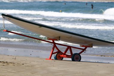 İsrail 'in kuzeyinde Akdeniz kıyısındaki kumlu bir sahilde cankurtaran botu. 