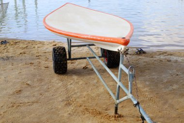 İsrail 'in kuzeyinde Akdeniz kıyısındaki kumlu bir sahilde cankurtaran botu. 