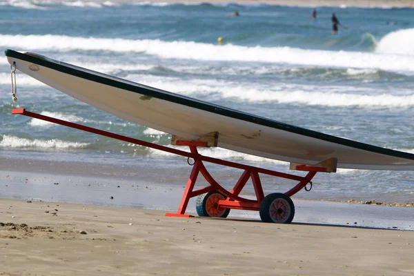 İsrail 'in kuzeyinde Akdeniz kıyısındaki kumlu bir sahilde cankurtaran botu. 
