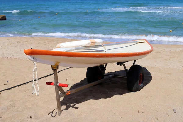 イスラエル北部の地中海沿岸の砂浜のライフガードボート — ストック写真