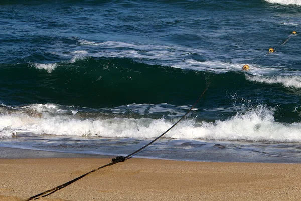 以色列地中海沿岸沙滩上的一条有浮标的绳子 用来围住一个安全的游泳场所 — 图库照片