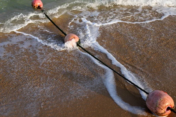 Ett Rep Med Bojar För Att Stänga Säker Badplats Sandstrand — Stockfoto