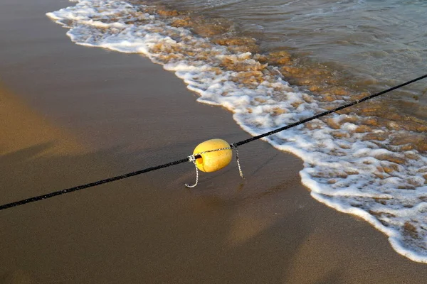 Kötelet Bójákkal Hogy Egy Biztonságos Fürdőt Kerítsen Egy Homokos Strandon — Stock Fotó