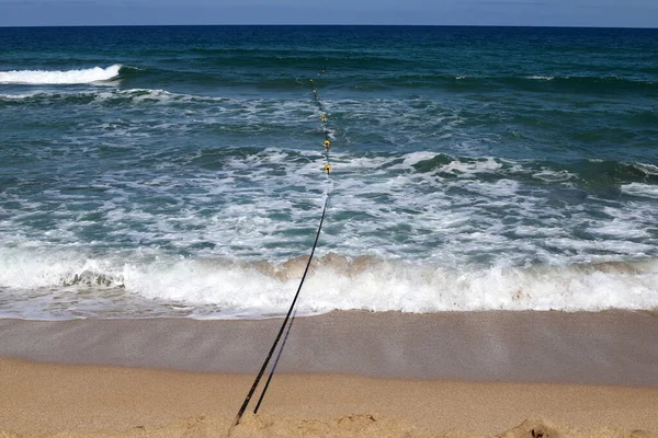以色列地中海沿岸沙滩上的一条有浮标的绳子 用来围住一个安全的游泳场所 — 图库照片