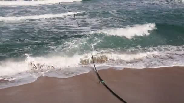 Lina Bojami Ogrodzenia Bezpiecznego Kąpieliska Piaszczystej Plaży Nad Brzegiem Morza — Wideo stockowe