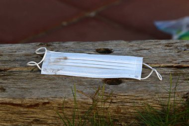 Corona virüsüne karşı korunmak için tıbbi maske. Sokaklarda kullanım sonrası maskeler var. 