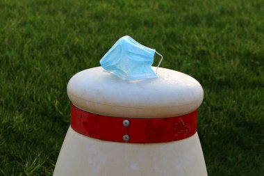 Corona virüsüne karşı korunmak için tıbbi maske. Sokaklarda kullanım sonrası maskeler var. 