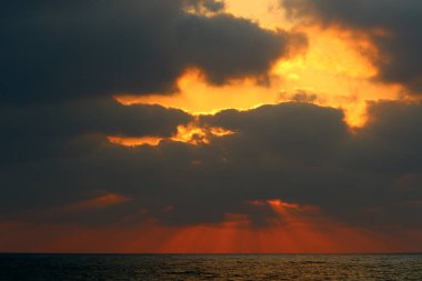 Gün batımında ufukta gökyüzünün parlak kırmızı ışığı.. 