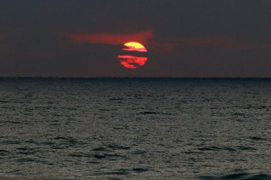 Gün batımında ufukta gökyüzünün parlak kırmızı ışığı.. 