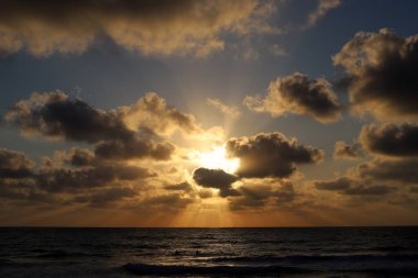 Gün batımında ufukta gökyüzünün parlak kırmızı ışığı.. 