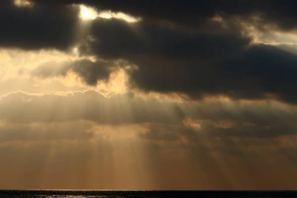 Feuerrote Illumination Des Himmels Über Dem Horizont Bei Sonnenuntergang — Stockfoto