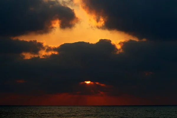 夕阳西下 天空的炽热红光 — 图库照片