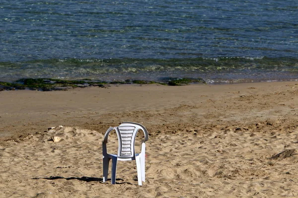 Židle Stojí Městské Pláži Pobřeží Středozemního Moře Severním Izraeli — Stock fotografie