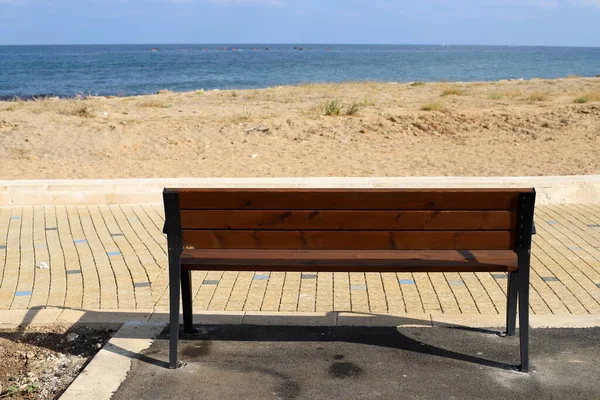 以色列北部地中海沿岸的一个城市海滩上有一把椅子 — 图库照片