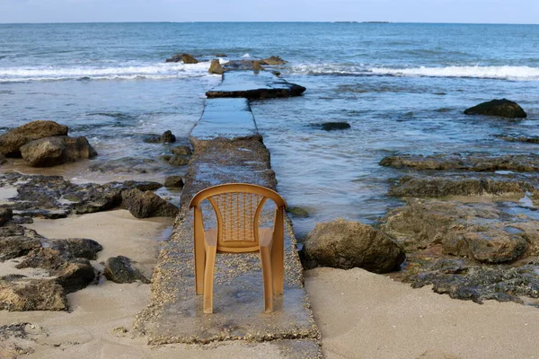 Una Sedia Trova Una Spiaggia Della Città Sulla Costa Mediterranea — Foto Stock