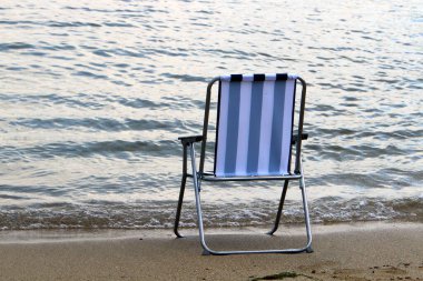 Kuzey İsrail 'de Akdeniz kıyısındaki bir şehir plajında bir sandalye duruyor. 