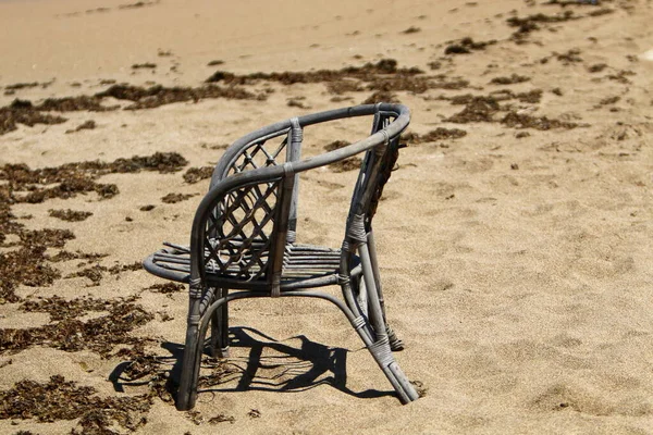 Une Chaise Tient Sur Une Plage Ville Sur Côte Méditerranéenne — Photo