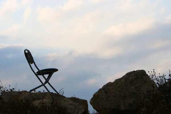 Une Chaise Tient Sur Une Plage Ville Sur Côte Méditerranéenne — Photo