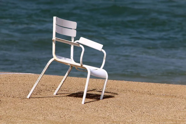 Une Chaise Tient Sur Une Plage Ville Sur Côte Méditerranéenne — Photo